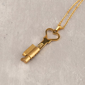 💝 순결을 위한 하트 모양의 열쇠 목걸이 - 금과 강철
